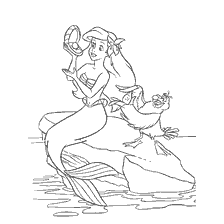 coloriage: La Petite Sirène tient une perle sur un évier, assise sur un rocher