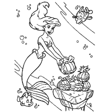 coloriage: La petite sirène avec des cadeaux sous l'eau