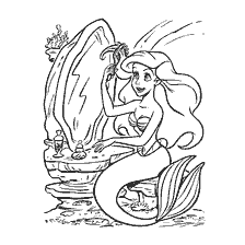 coloriage: La sirène tient une fourche de peigne par le miroir