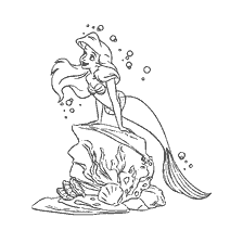 coloriage: La Petite Sirène sur une roche entre coquillages et algues