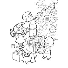 As crianças decoram uma árvore de Natal para o Ano Novo
