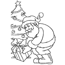Weihnachtsmann legt ein Geschenk unter den Baum