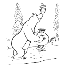 Een beer zet een samovar in het bos