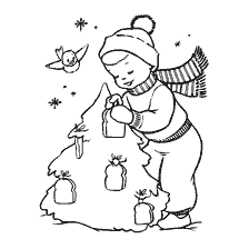 Ein Junge schmückt einen Weihnachtsbaum