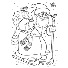 Père Noël avec un sac de cadeaux sur les skis dans la forêt d'hiver
