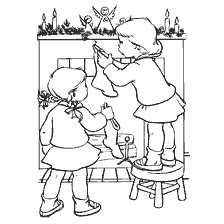 Los niños colgar los calcetines de Navidad sobre la chimenea