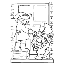 Kinderen bereiden zich voor om een kerstkrans aan de deur te hangen