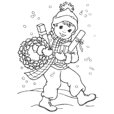 Een jongen met kerstcadeautjes en een krans