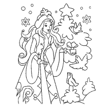 Una fanciulla in piedi ad un albero di Natale con un regalo