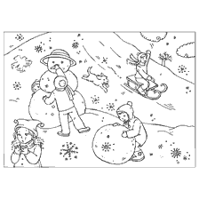 Les enfants s'amusent sur la pente d'hiver, sculptant un bonhomme de neige et luge