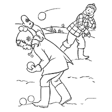 Les enfants jouent aux boules de neige dans la rue d'hiver.