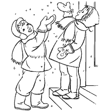 Les enfants se réjouissent et attrapent des flocons de neige en hiver