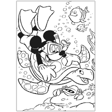Mickey Mouse nada en una tortuga bajo el agua con pescado