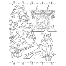 coloriage: Ariel à l'arbre de Noël avec des cadeaux et une cheminée