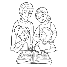La famille lit un livre ensemble
